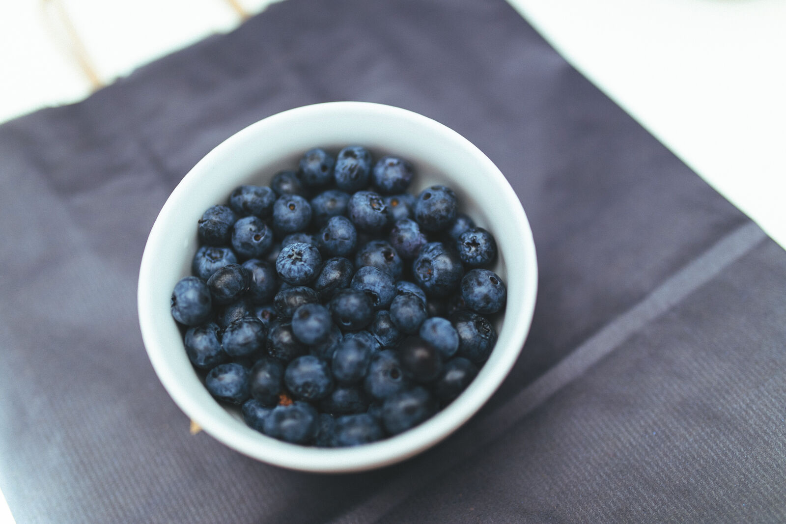 Canon EOS 6D + Sigma 35mm F1.4 DG HSM Art sample photo. Blueberries, food, fruit, healthy photography