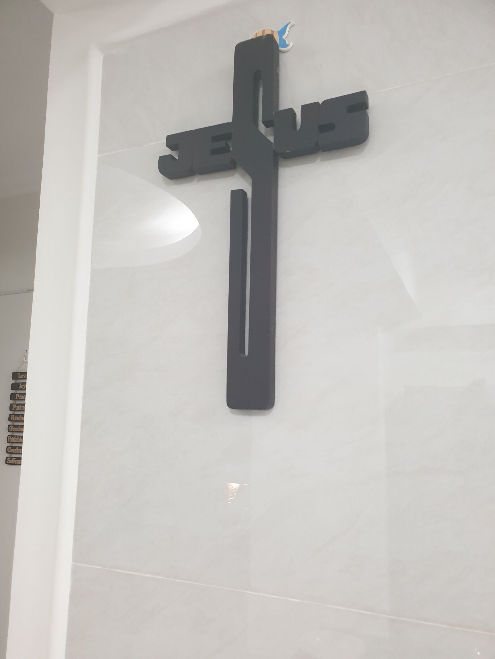 Samsung Galaxy Note9 sample photo. Cross, home, wall photography