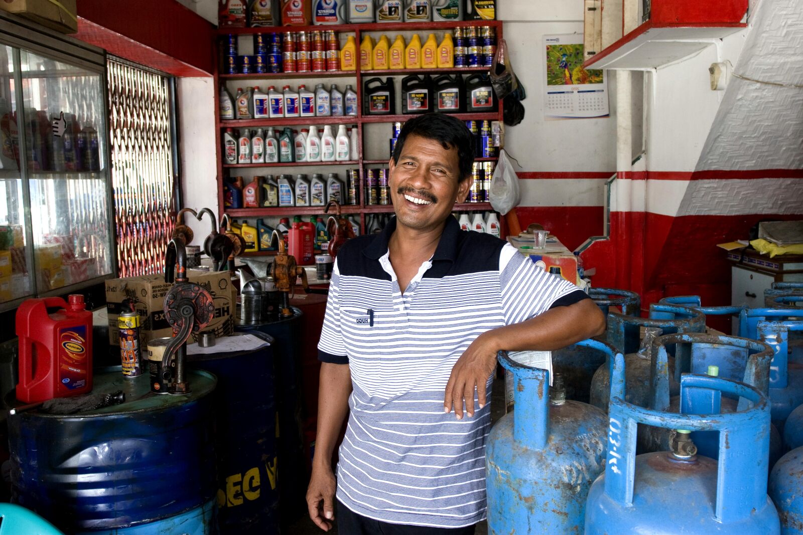 Canon EOS 20D sample photo. Man, auto, garage, store photography