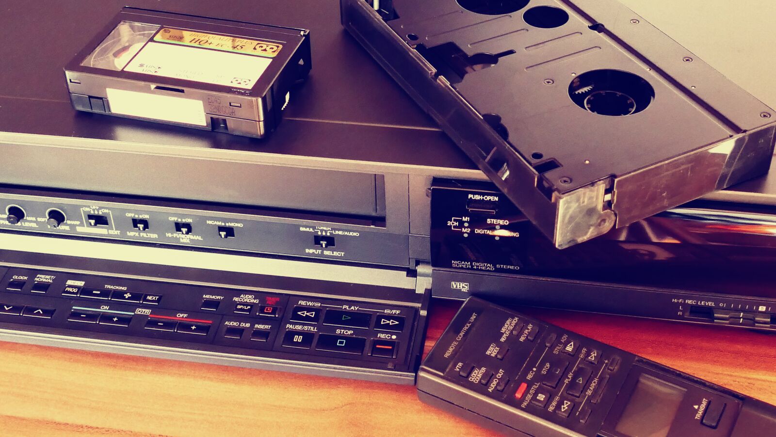 Panasonic Lumix DMC-FZ1000 sample photo. Classic, phonograph, record, retro photography