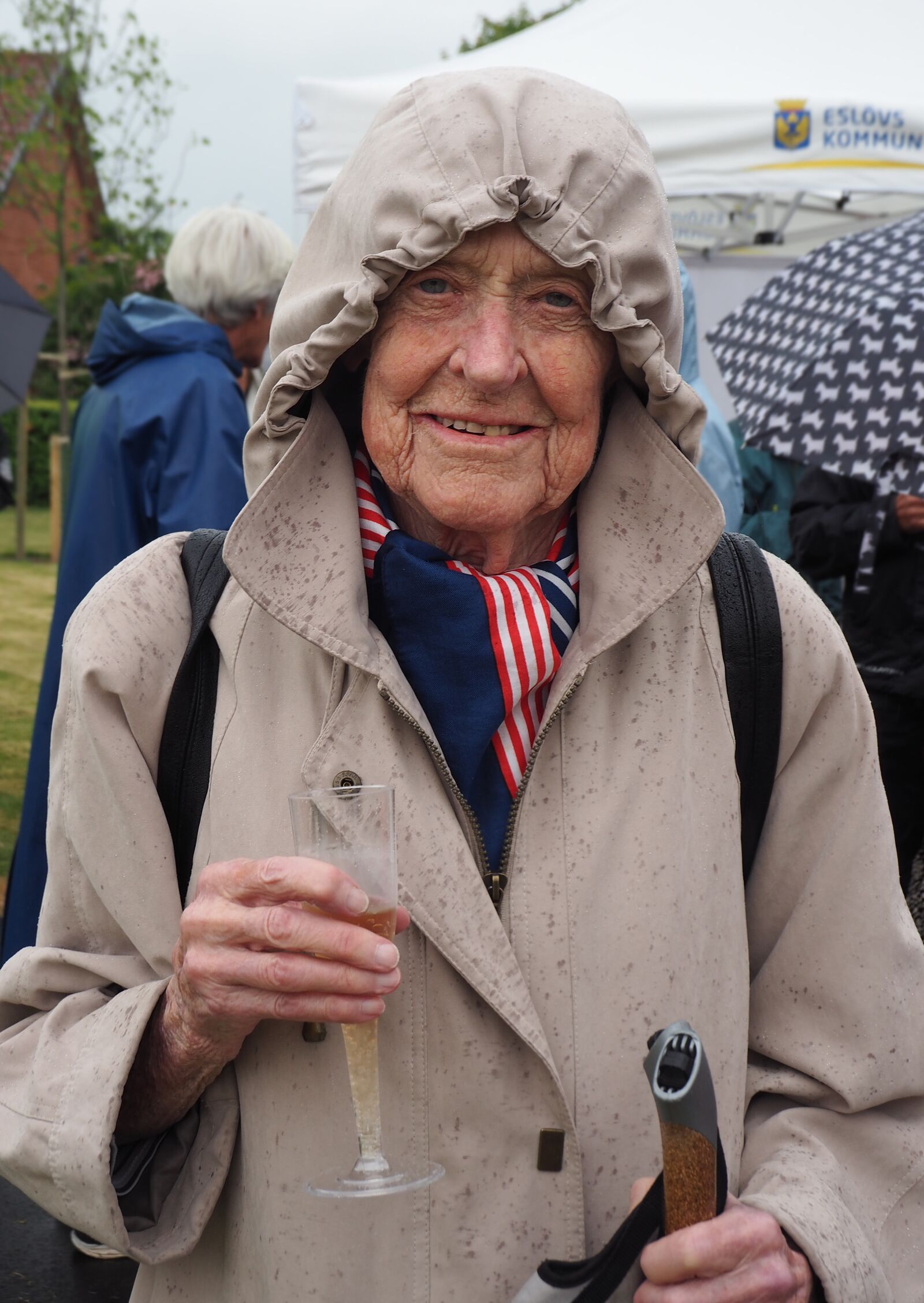 Olympus OM-D E-M10 sample photo. Woman, rain, rain coat photography
