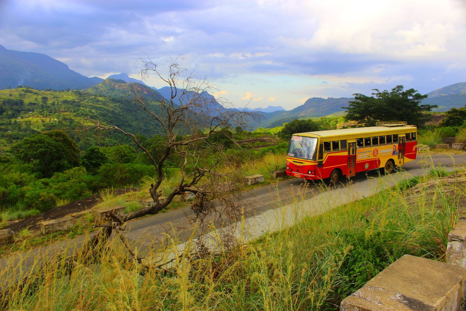 Canon EOS 700D (EOS Rebel T5i / EOS Kiss X7i) sample photo. Hill station, bus, high photography