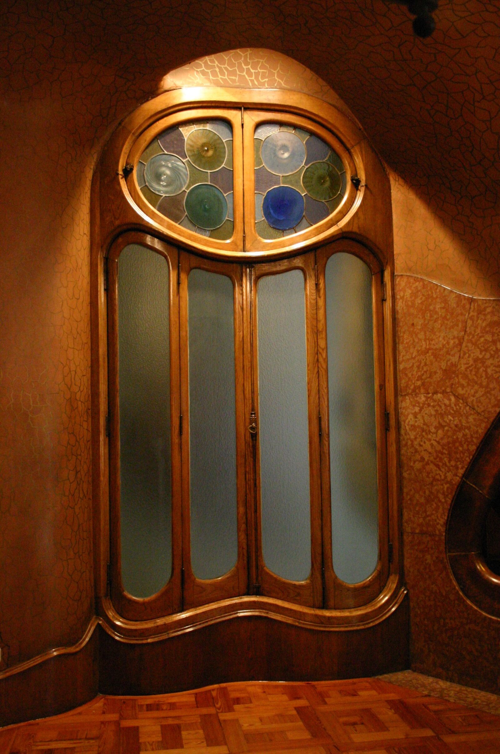 Canon EOS 300D (EOS Digital Rebel / EOS Kiss Digital) sample photo. Barcelona, casa batlló, door photography