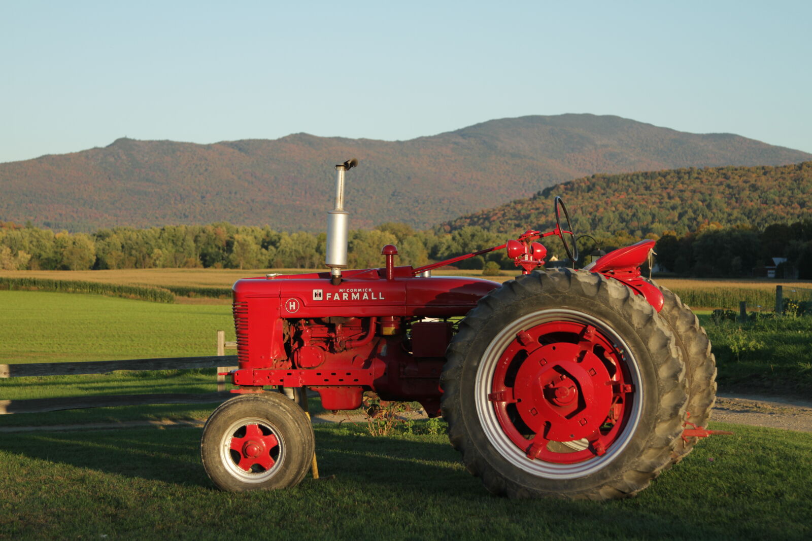 Canon EF 24-105mm F4L IS USM sample photo. Autumn, fall, farmall, tractor photography