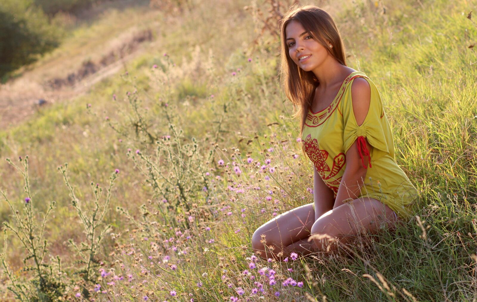 Canon EOS 700D (EOS Rebel T5i / EOS Kiss X7i) + Canon EF 85mm F1.8 USM sample photo. Girl, grass, nature photography