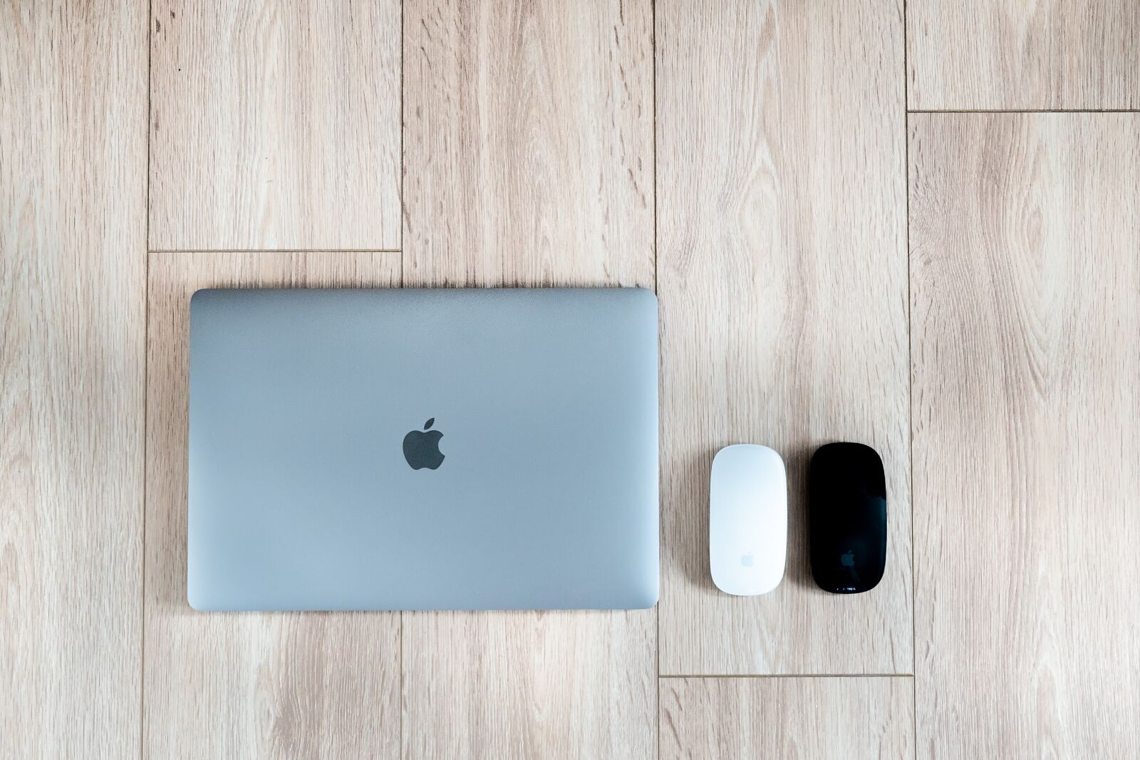 Canon EF 16-35mm F2.8L III USM sample photo. Laptop, macbook, computer photography