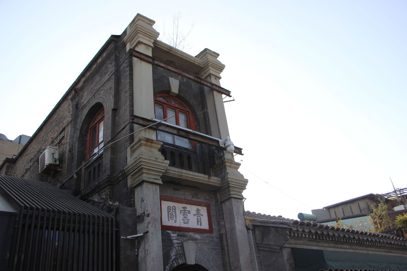 Canon EOS 600D (Rebel EOS T3i / EOS Kiss X5) sample photo. Building, old building, sky photography