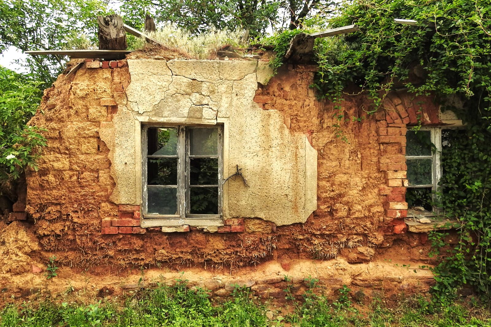 Nikon Coolpix P900 sample photo. Ruin, decay, abandoned photography