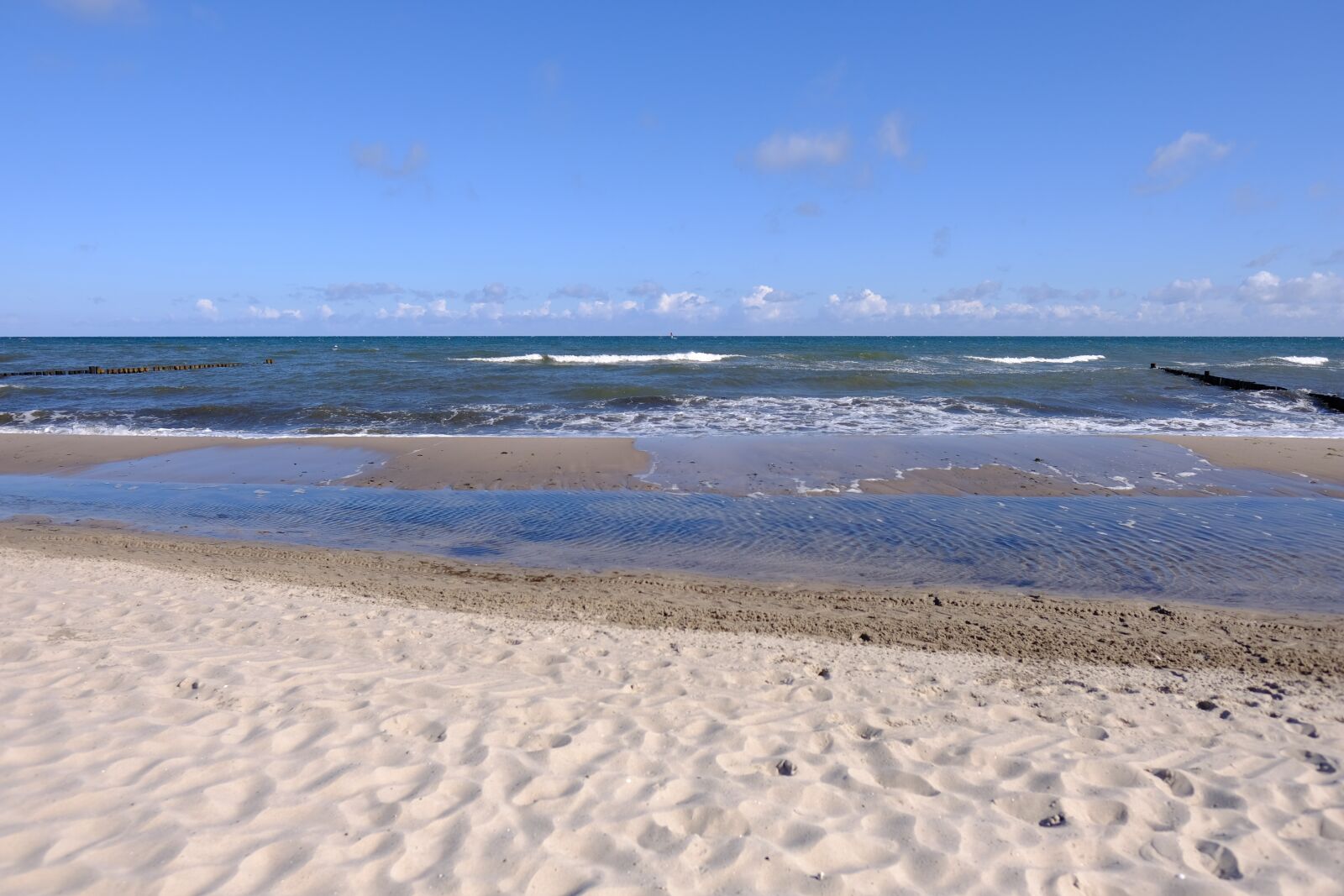 Fujifilm X-T2 + Fujifilm XF 16mm F1.4 R WR sample photo. Sand, waters, beach photography