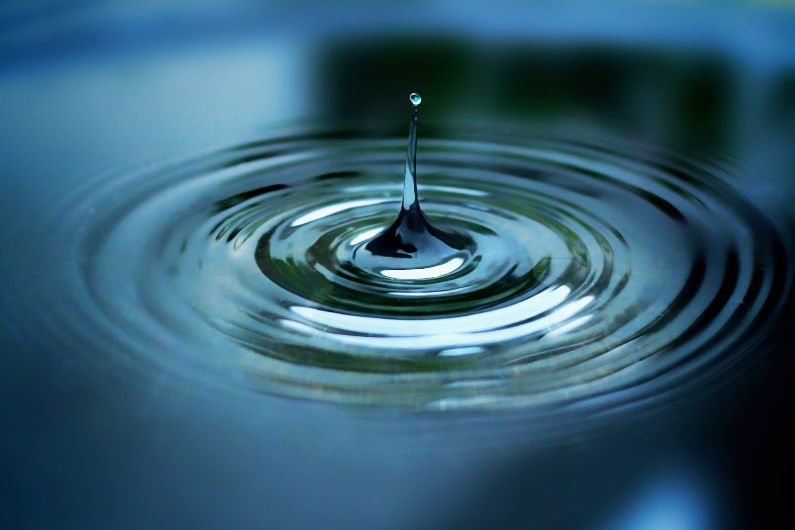 Canon EOS 600D (Rebel EOS T3i / EOS Kiss X5) + Canon EF 50mm F1.8 STM sample photo. Drop of water, droplet photography