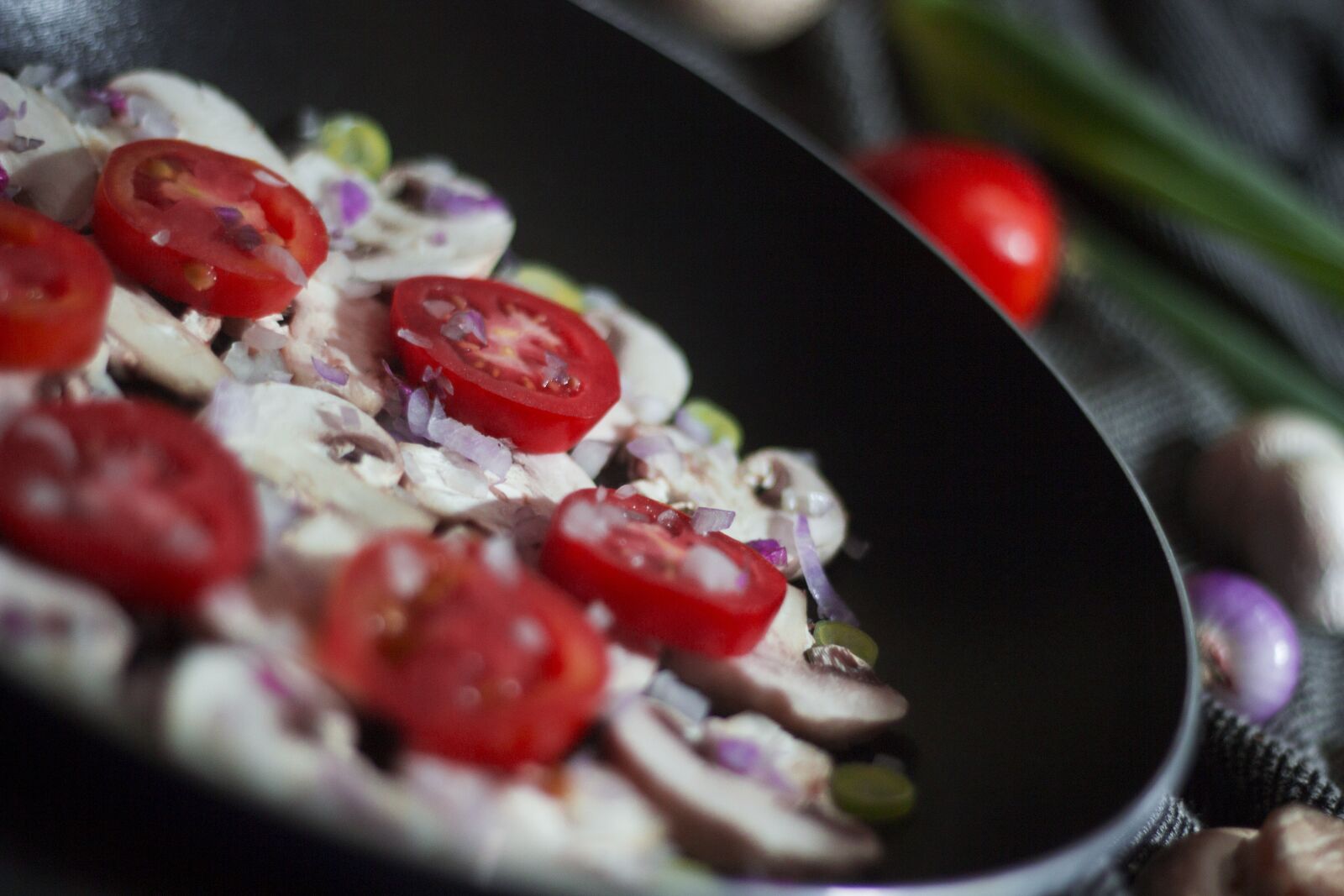 Canon EOS 600D (Rebel EOS T3i / EOS Kiss X5) + Canon EF 50mm F1.8 II sample photo. Cook, tomatoes, food photography