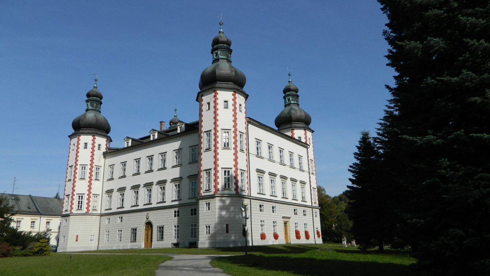 Nikon Coolpix L120 sample photo. Vrchlabi castle, autumn, architecture photography