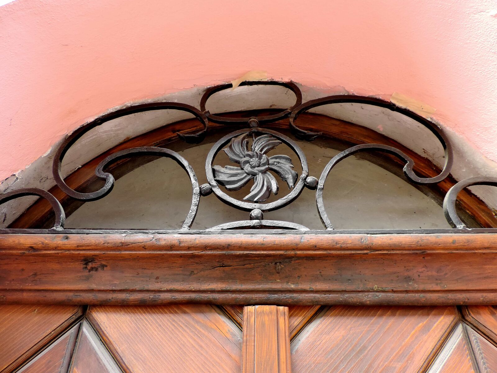 Nikon Coolpix P520 sample photo. Cast iron, front door photography