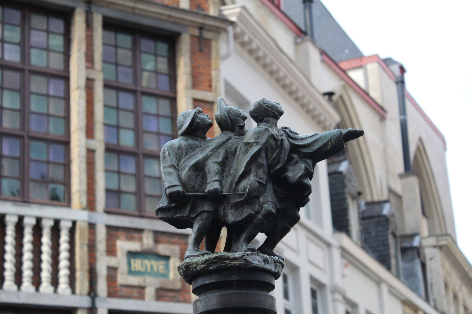 Canon EOS 600D (Rebel EOS T3i / EOS Kiss X5) sample photo. Brussels, grand place, sculpture photography