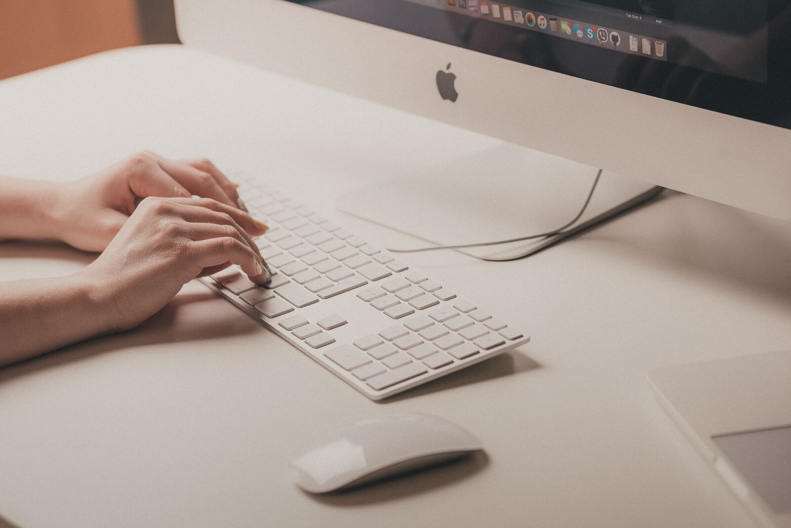 Nikon D800 sample photo. Apple, computer, hands photography
