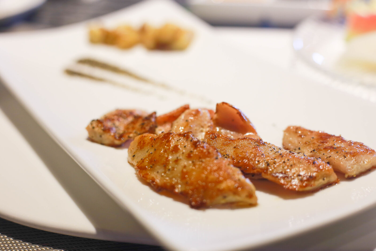 Canon EOS 6D + Canon EF 50mm F1.8 STM sample photo. Chicken, dinner, meat photography
