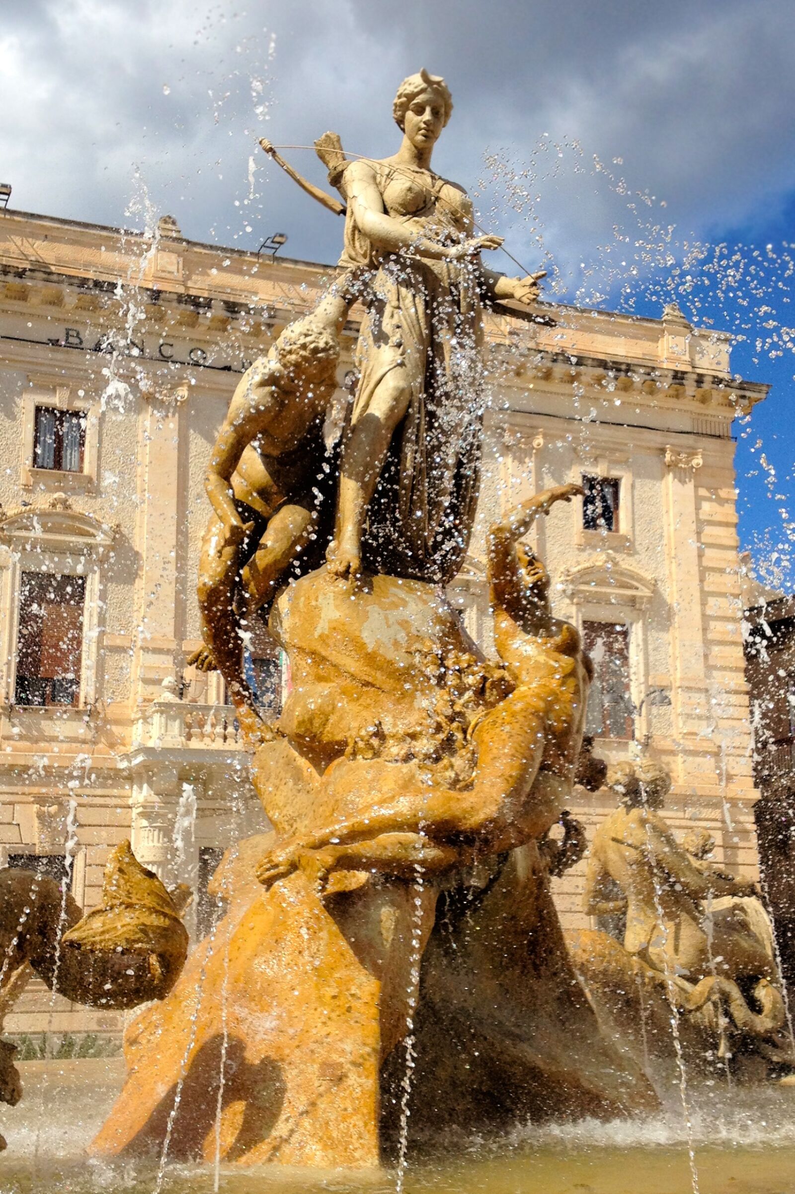 iPhone 4S back camera 4.28mm f/2.4 sample photo. Fontana, ortigia, architecture photography