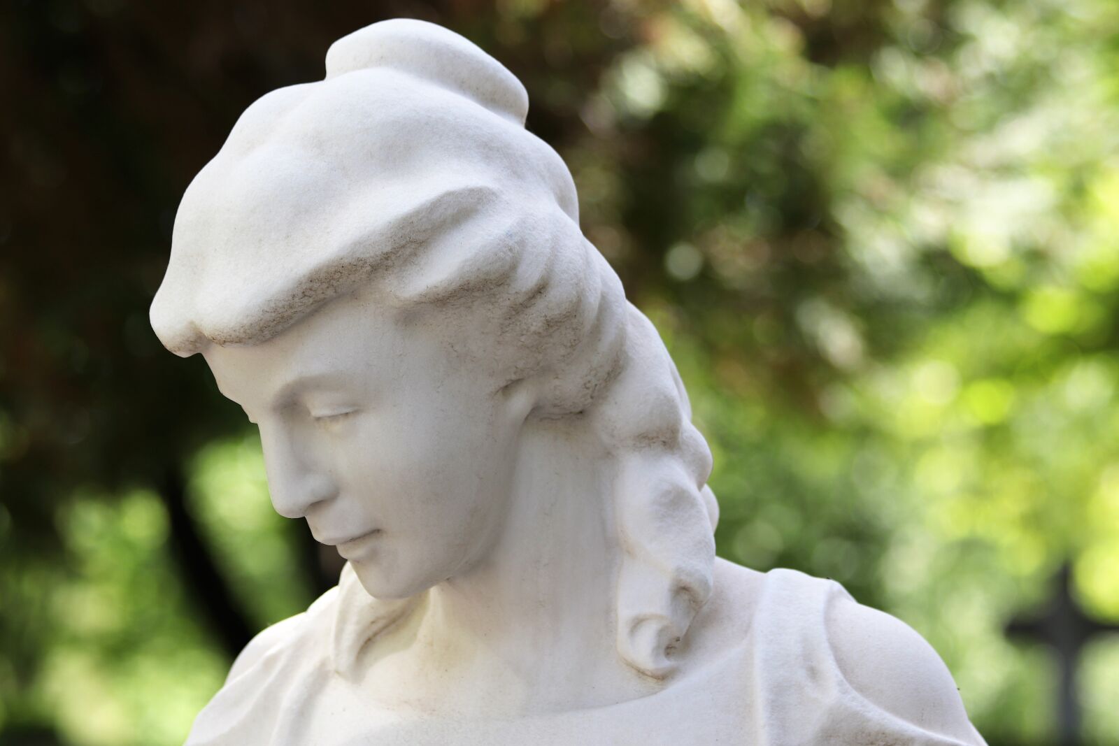 Canon EOS 200D (EOS Rebel SL2 / EOS Kiss X9) sample photo. Woman, sculpture, monument photography