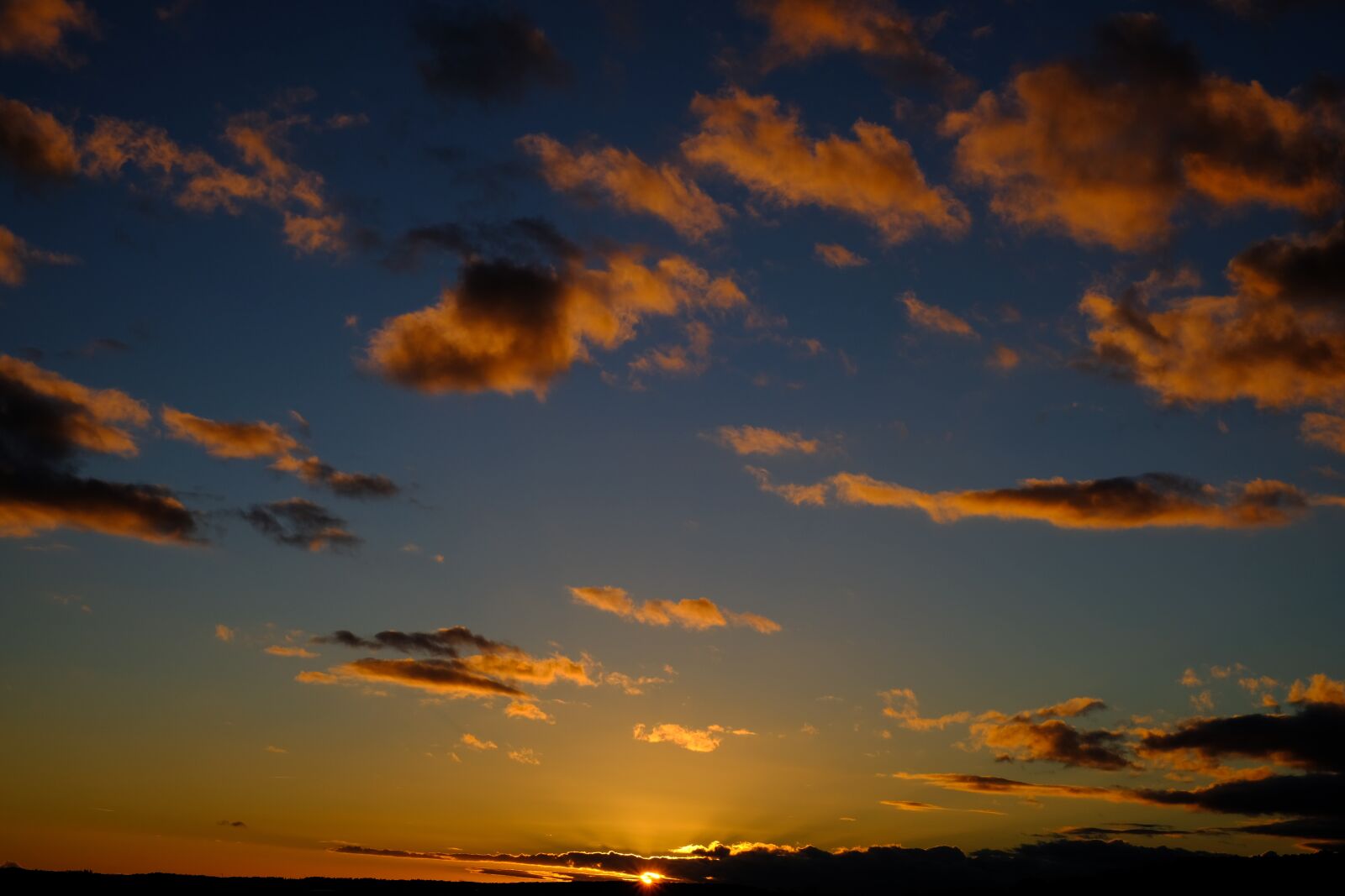 Fujifilm X-T2 + Fujifilm XF 35mm F1.4 R sample photo. Sunset, sky, clouds photography