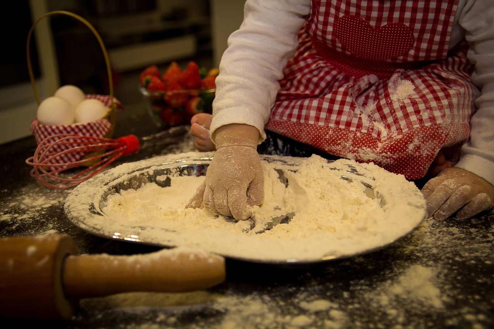 Canon EOS 700D (EOS Rebel T5i / EOS Kiss X7i) sample photo. Child, hands, kitchen photography