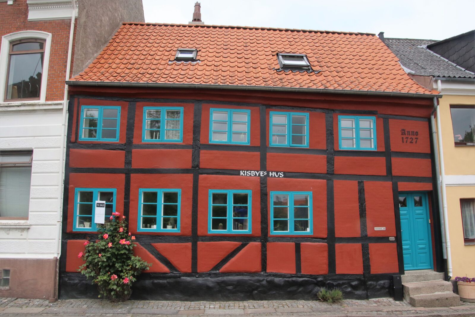 Canon EOS 7D Mark II sample photo. Crooked, house, door, flowers photography