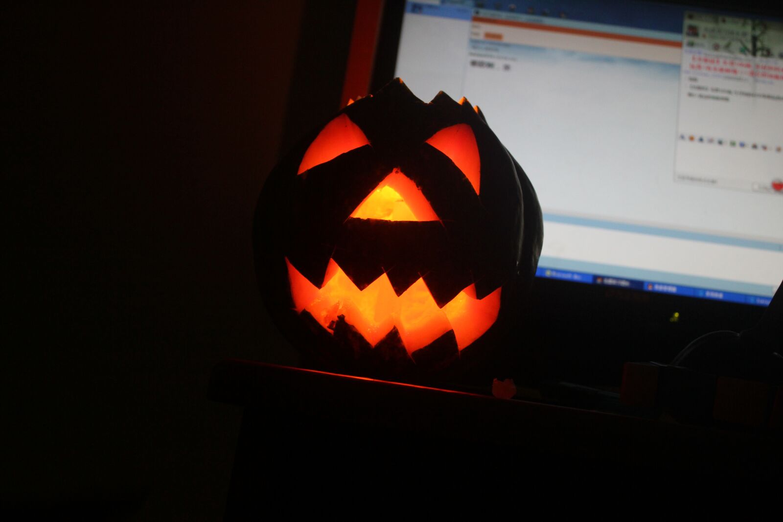 Canon EOS 550D (EOS Rebel T2i / EOS Kiss X4) sample photo. Halloween, jack-o-lantern, night photography