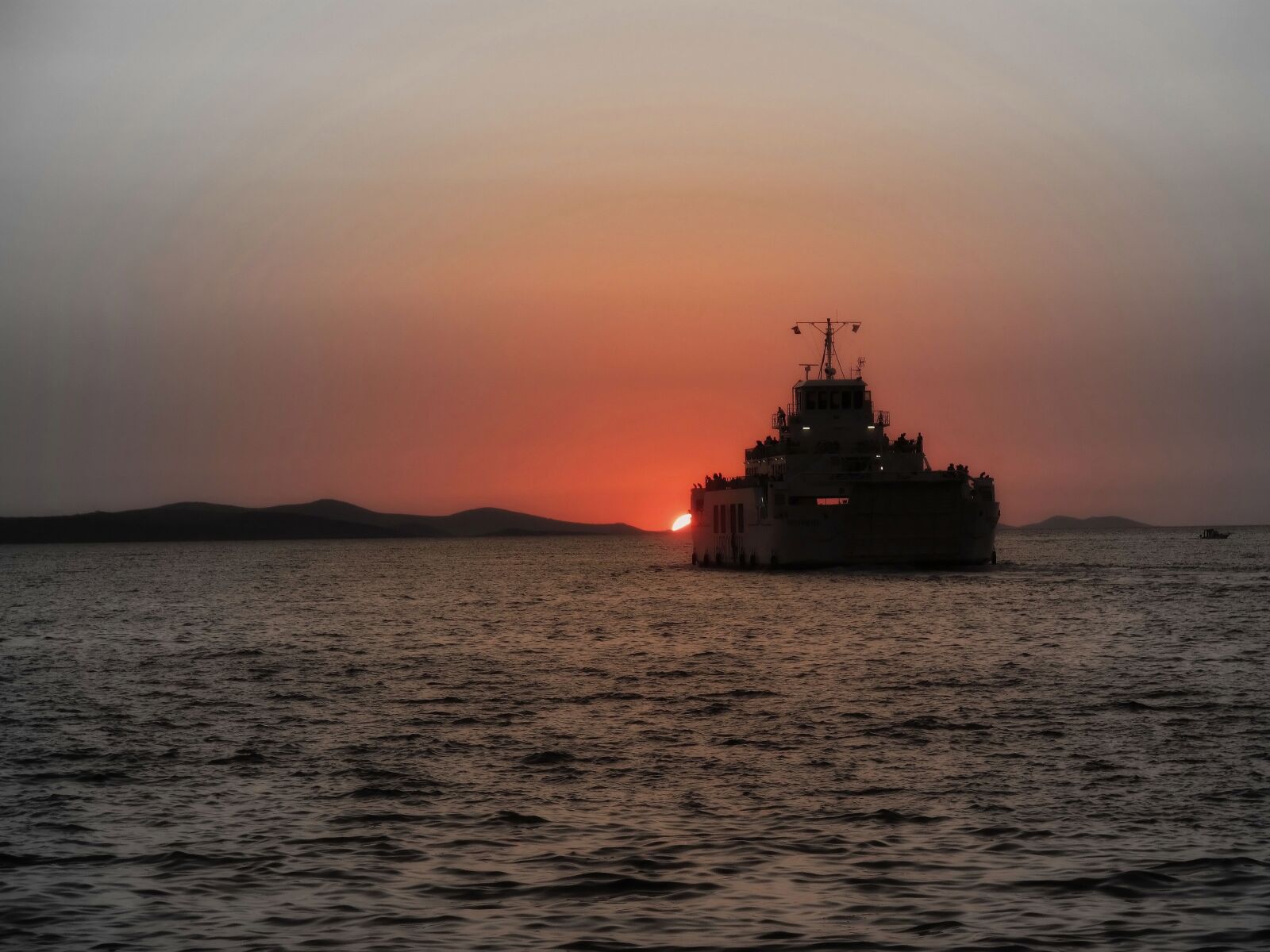 Canon PowerShot G10 sample photo. Ship, sunset, sea photography