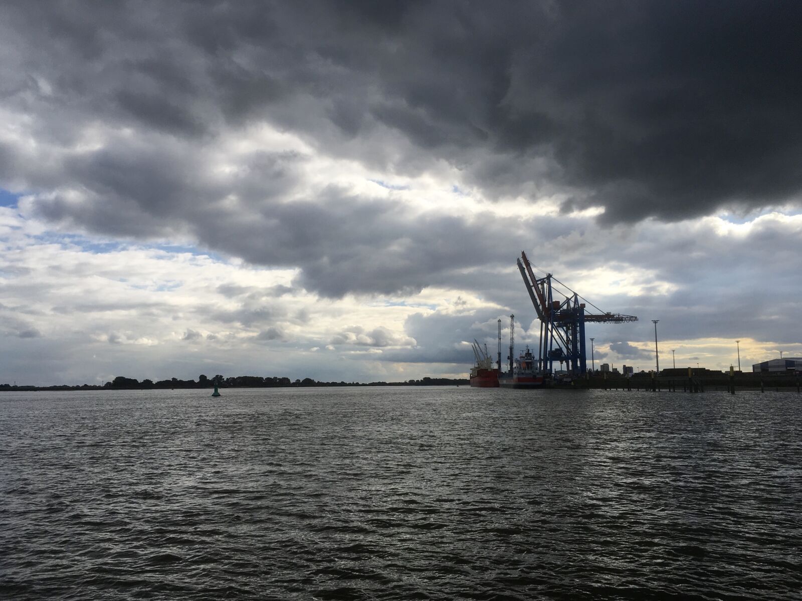 iPhone SE back camera 4.15mm f/2.2 sample photo. Brake unterweser, weser, port photography