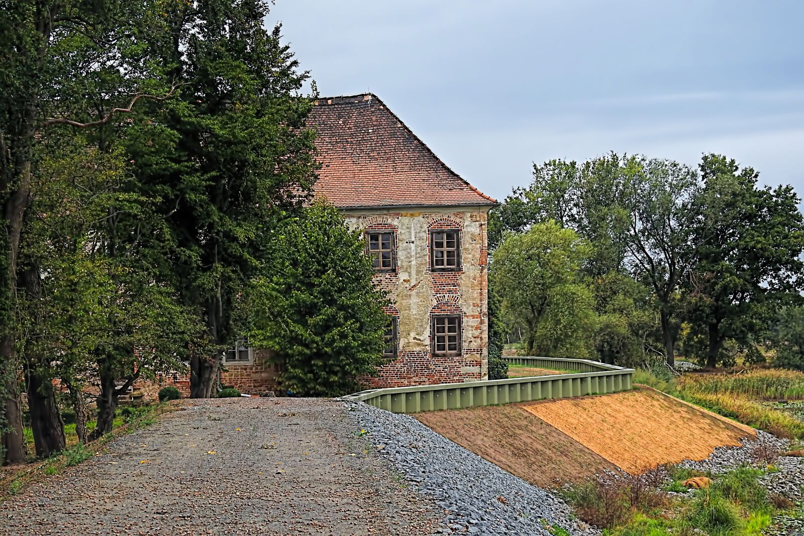 Nikon Coolpix P900 sample photo. Landscape, dike, house photography