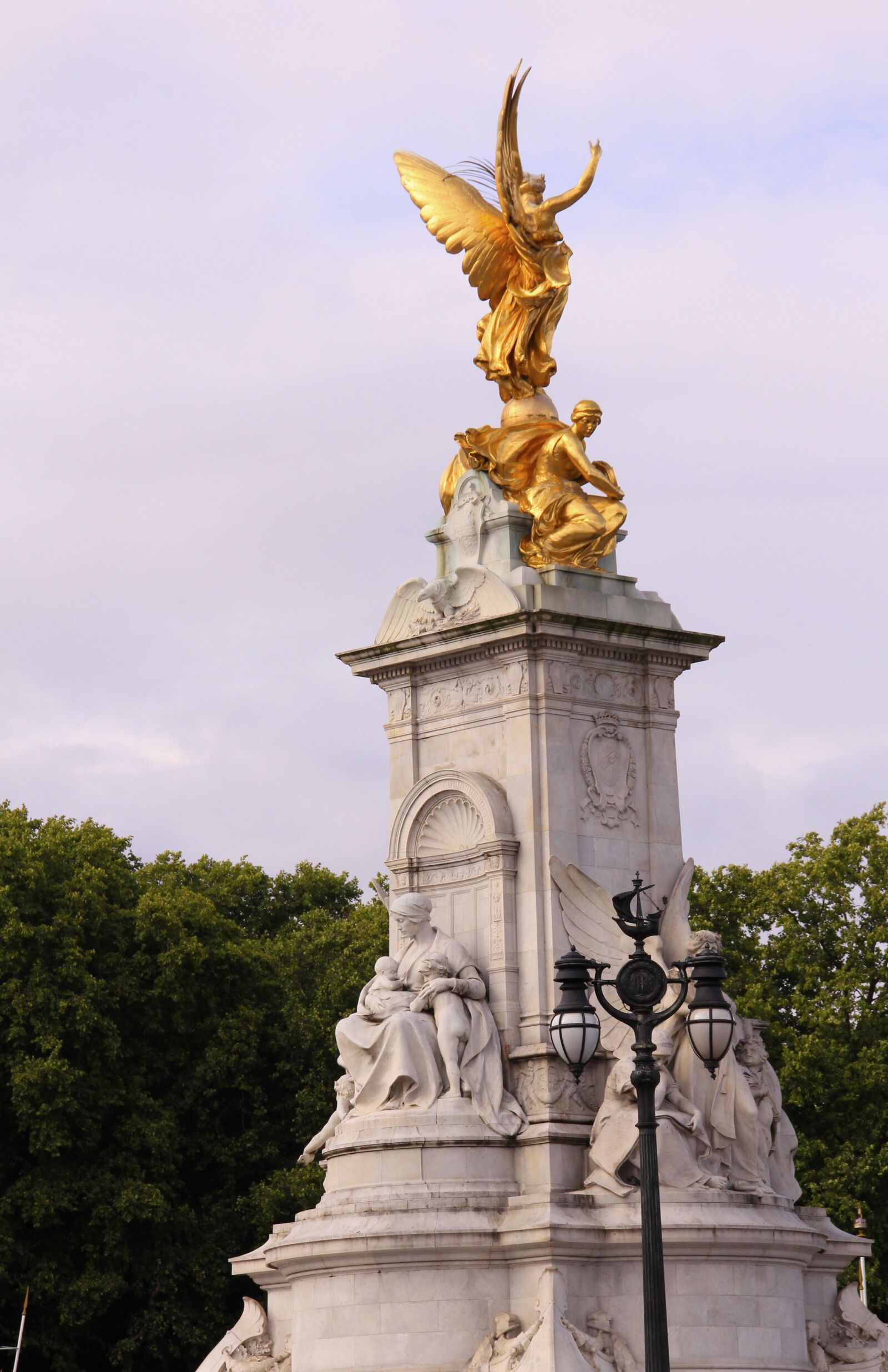 Canon EOS 60D + Canon EF-S 18-135mm F3.5-5.6 IS sample photo. Buckingham, golden statue, victory photography