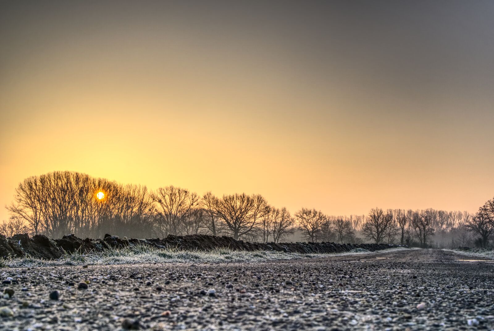 Sony a6000 + Sony E 35mm F1.8 OSS sample photo. Sunrise, light, mood photography