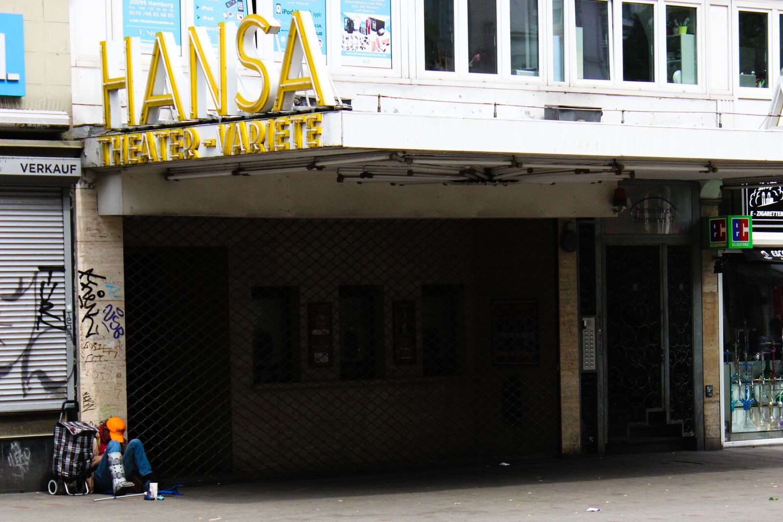Canon EOS 600D (Rebel EOS T3i / EOS Kiss X5) sample photo. Hamburg, arm, homeless photography