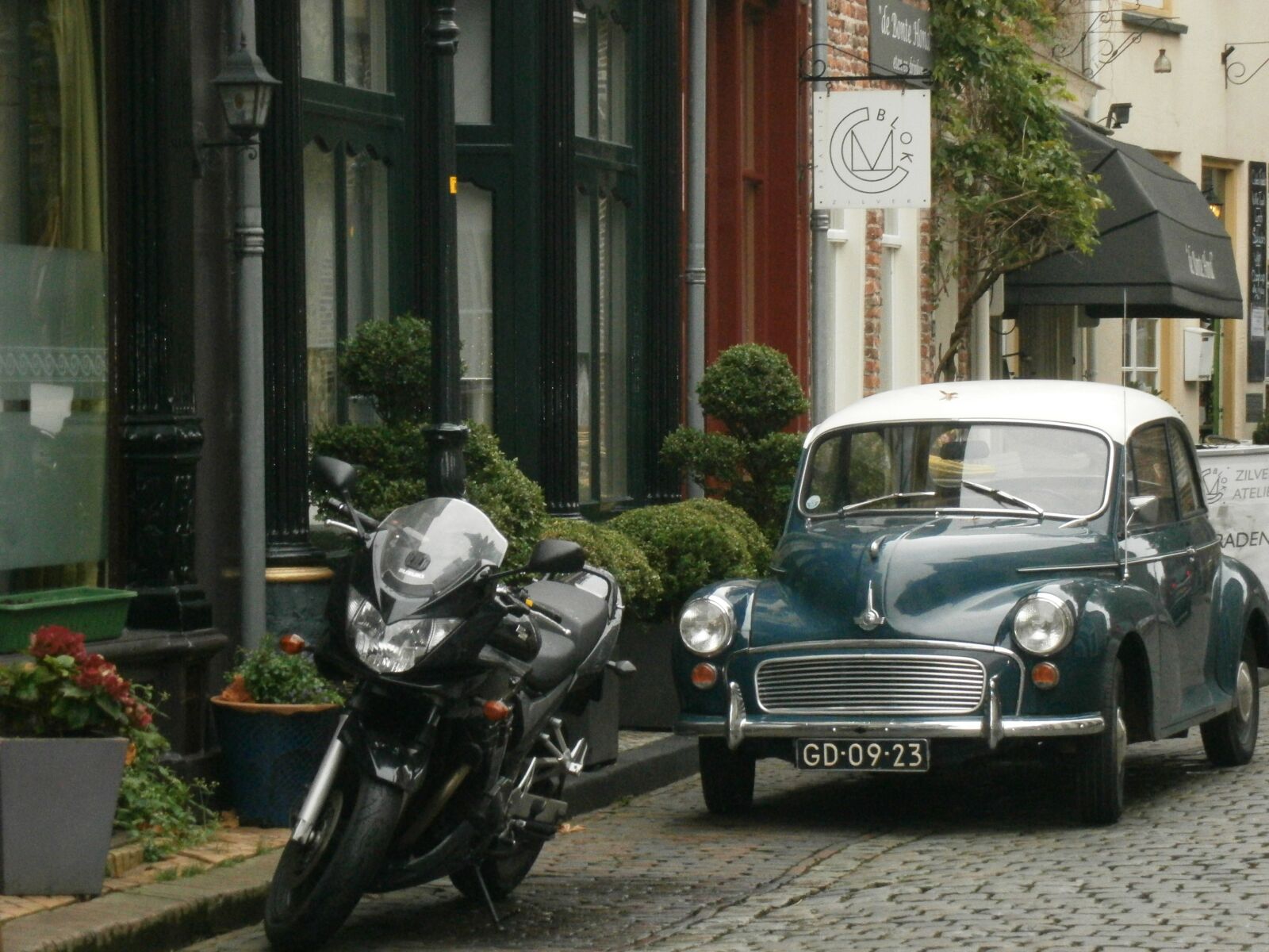 Olympus VG130,D710 sample photo. Car, antique, vintage photography