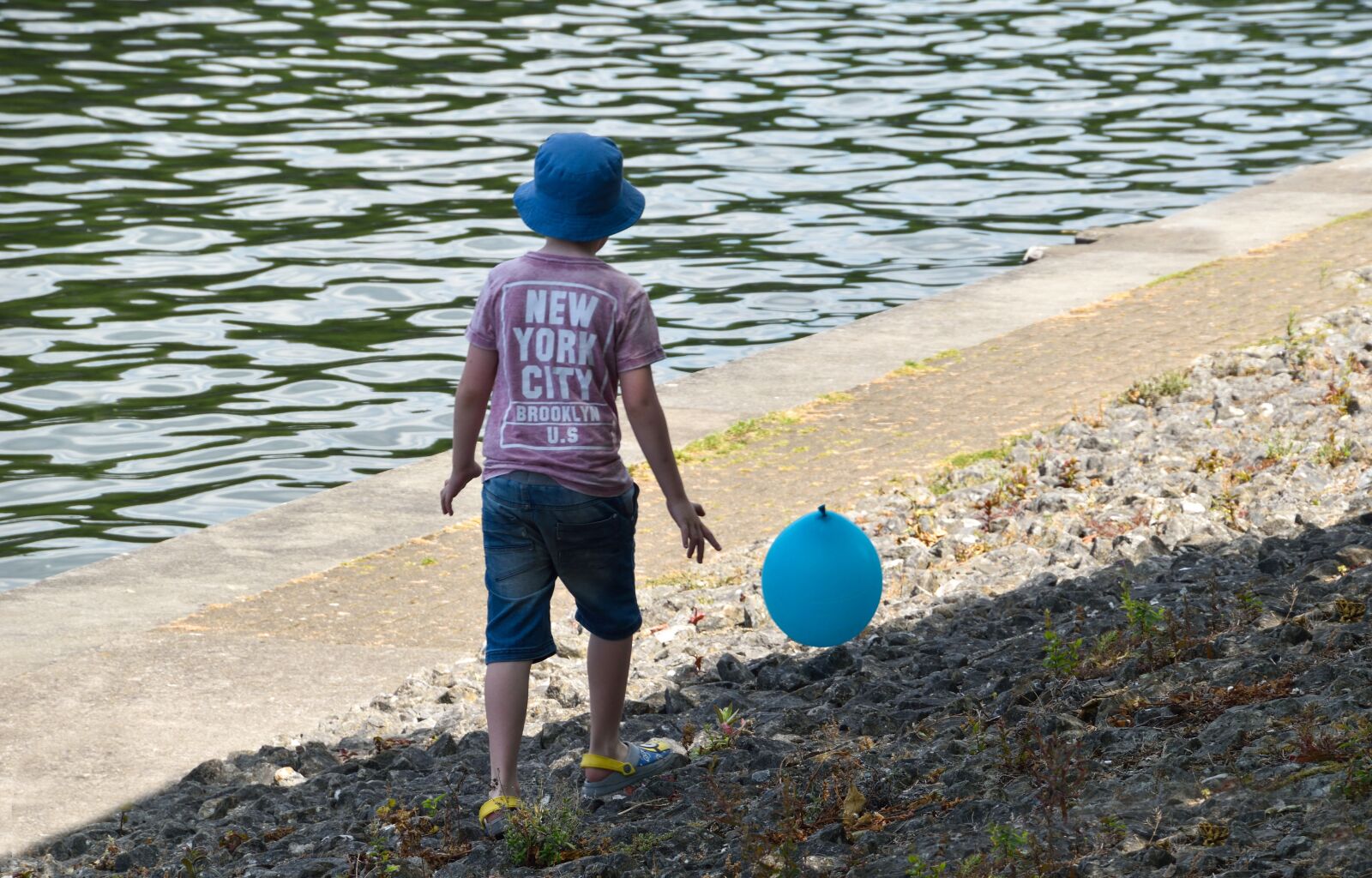 Nikon D5500 sample photo. Balloon, child, river photography