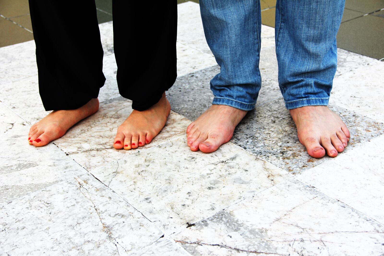 Canon EF-S 18-135mm F3.5-5.6 IS sample photo. Feet, two pair, lacquered photography