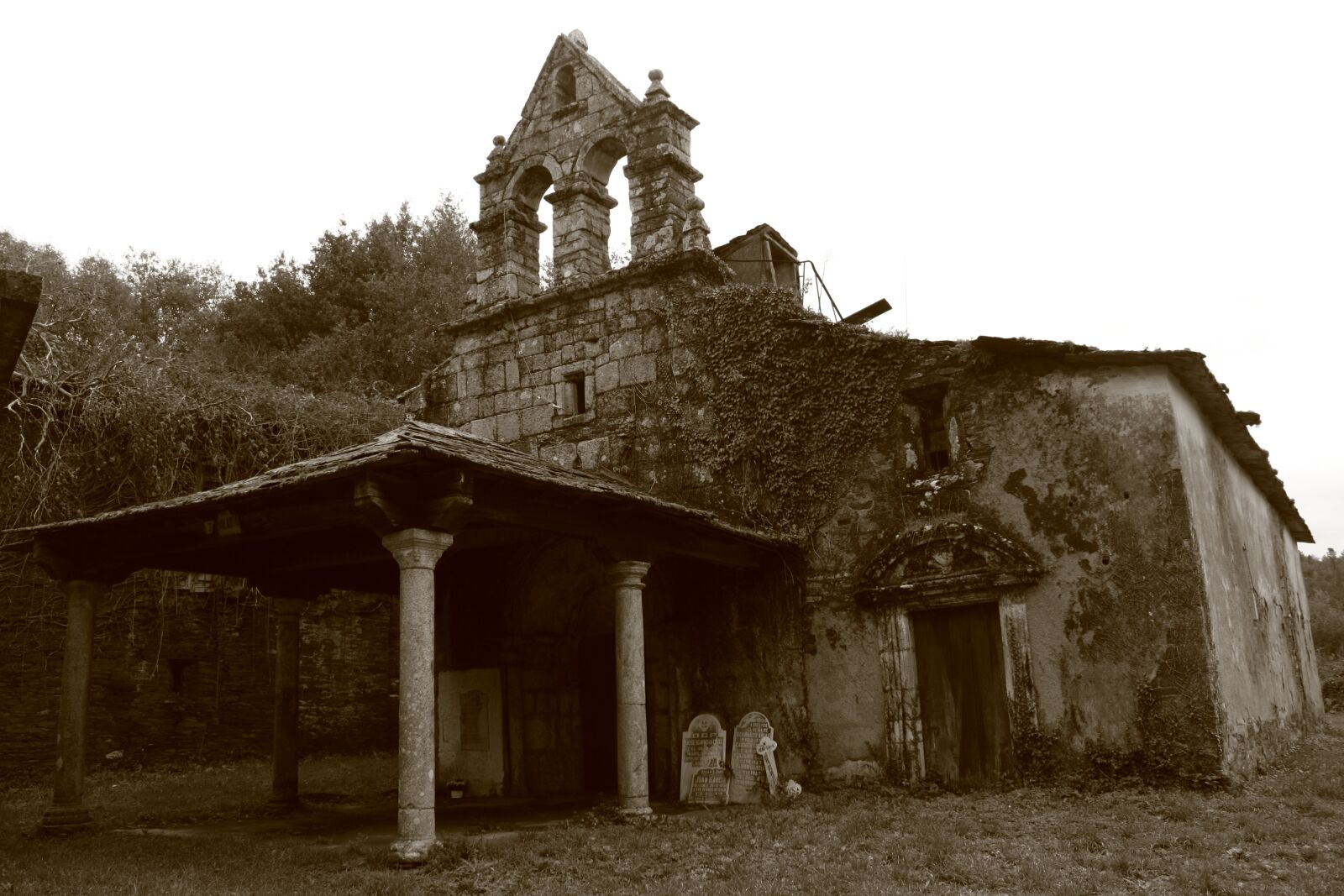 Canon EOS 450D (EOS Rebel XSi / EOS Kiss X2) sample photo. Church, embalse de vilasouto photography