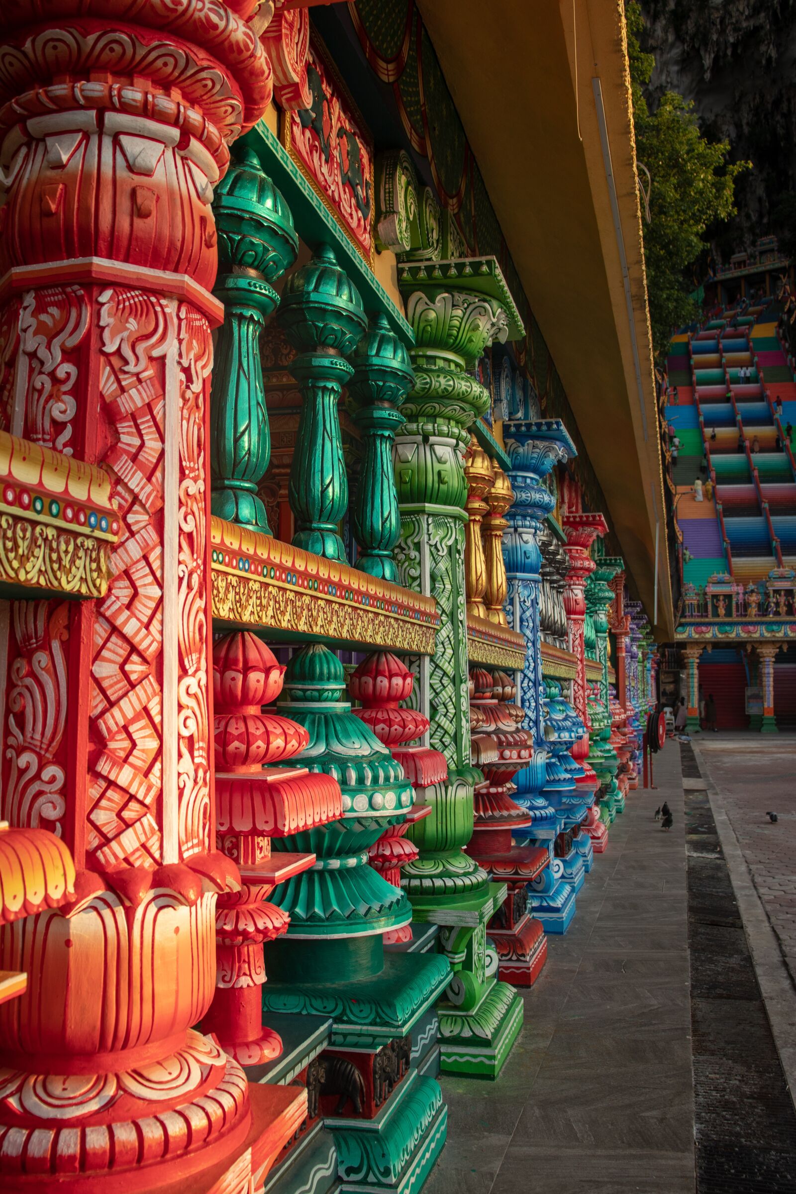Canon EOS 200D (EOS Rebel SL2 / EOS Kiss X9) sample photo. Columns, colourful, colour photography