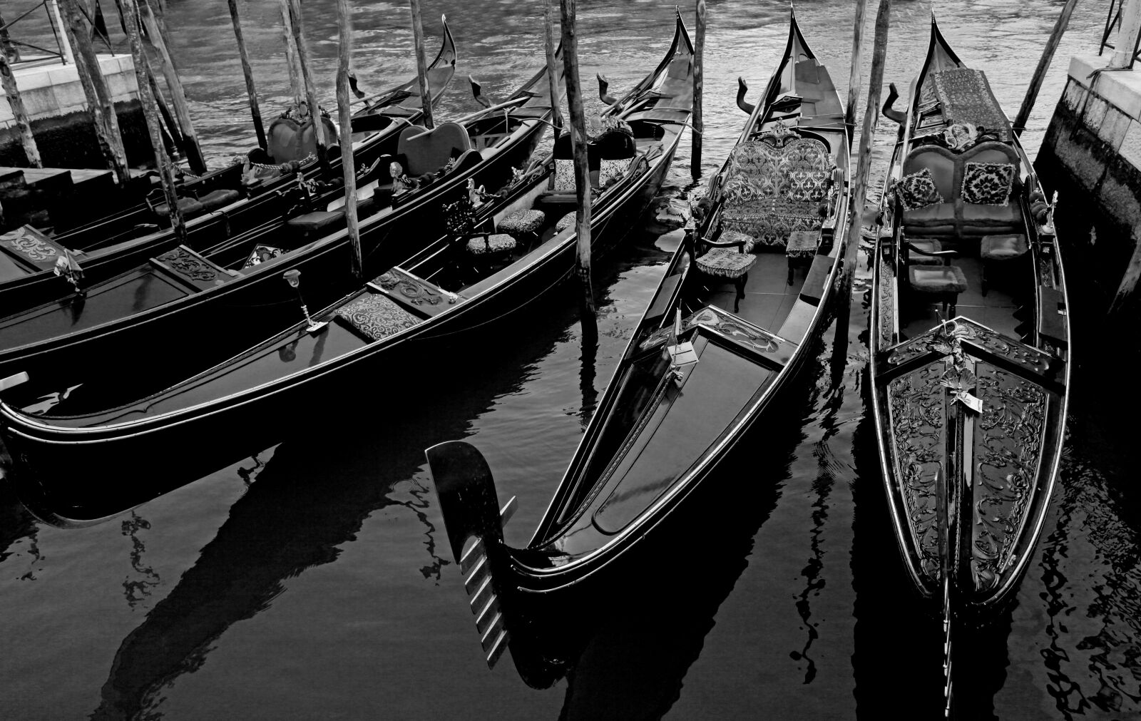 Canon EOS 5D Mark II sample photo. Vanice, boat, river photography