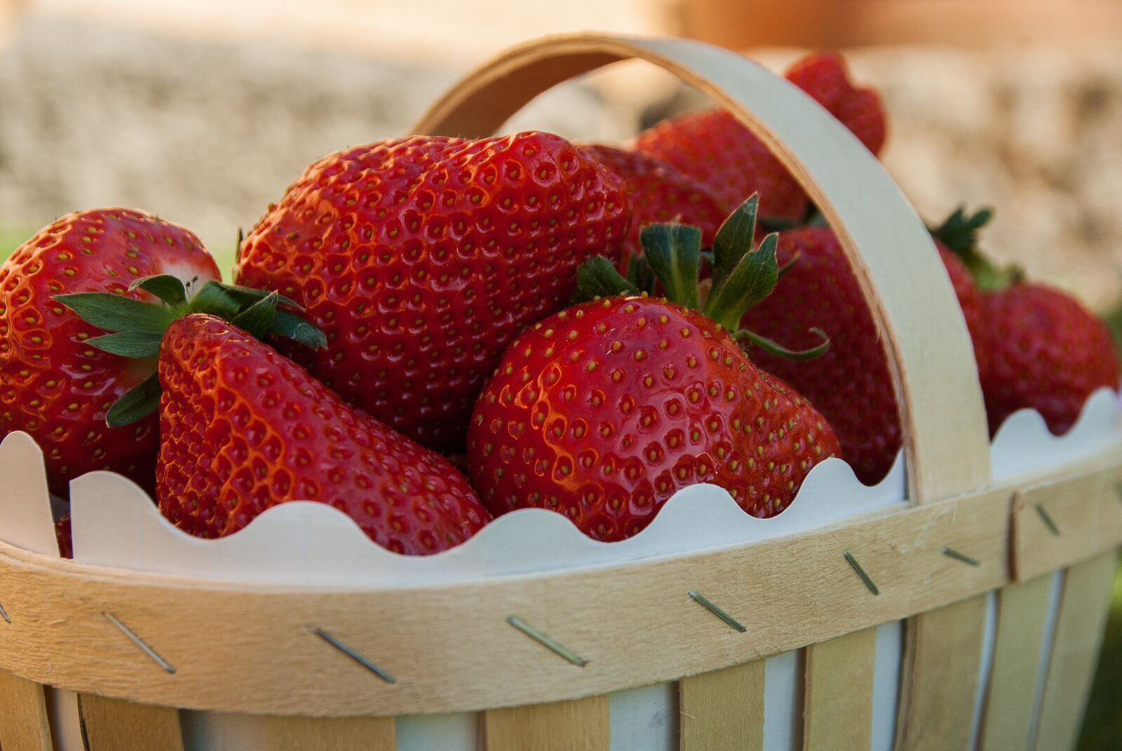Pentax K10D sample photo. Basket, strawberries, fruit photography