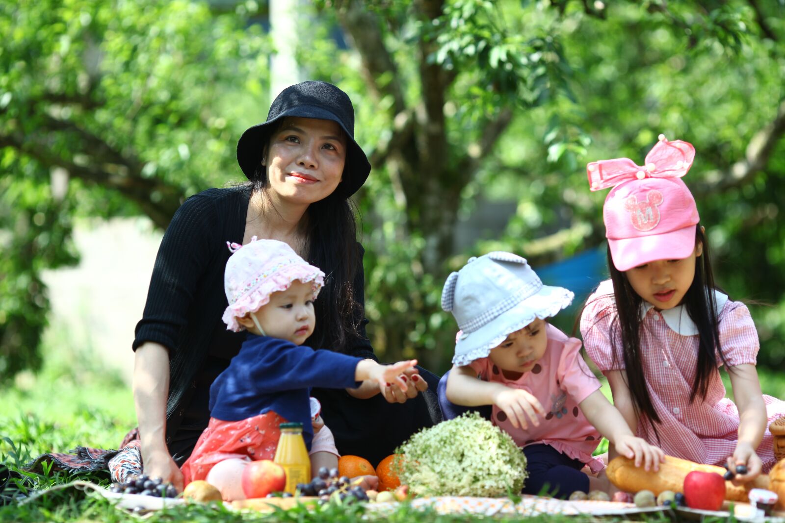Canon EOS 5D Mark II sample photo. Kids, sunshine, child photography