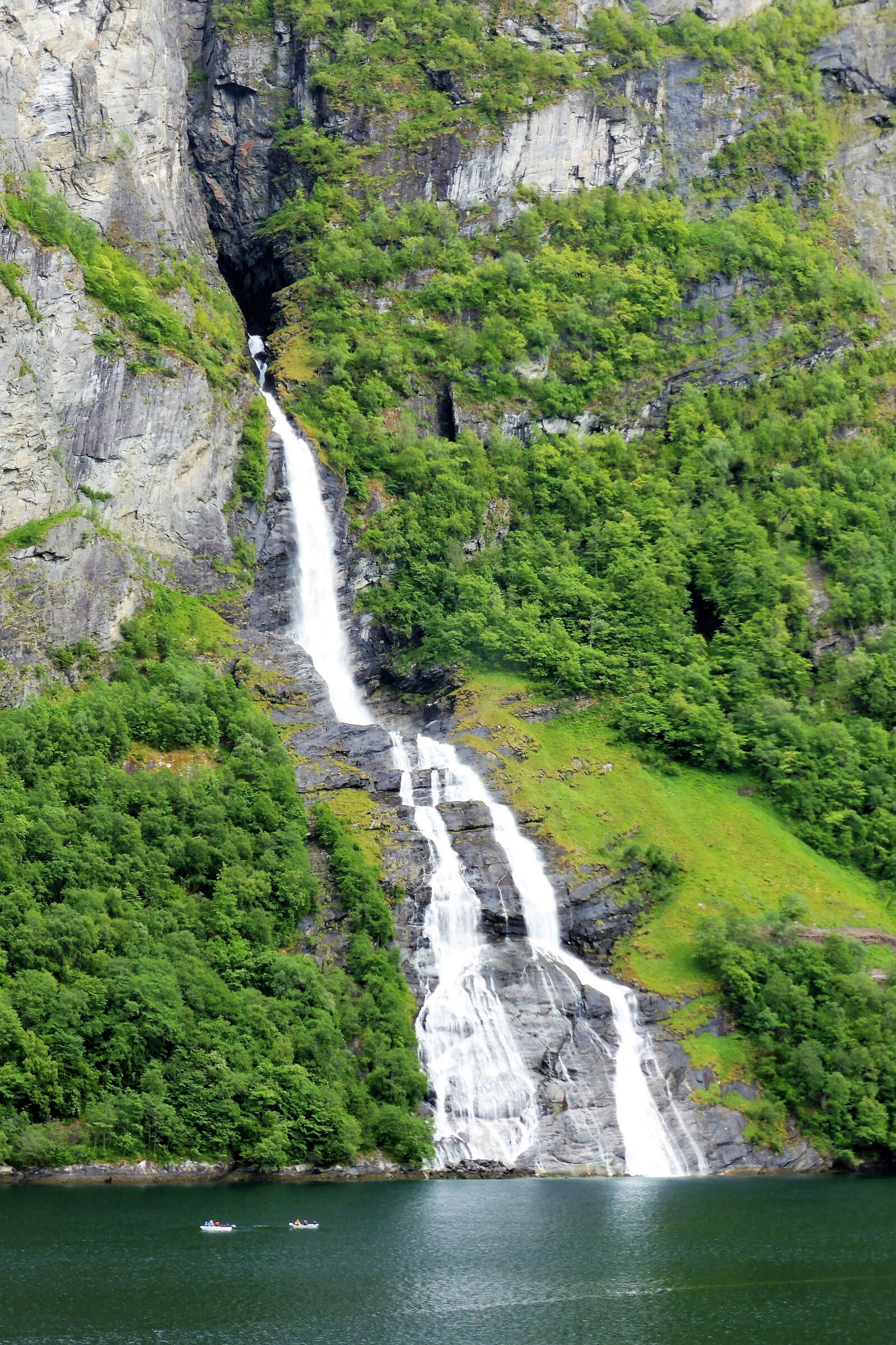 Panasonic Lumix DMC-ZS30 (Lumix DMC-TZ40) sample photo. Waterfall, water, landscape photography