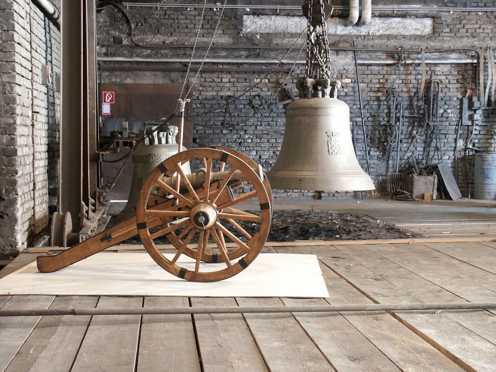 KONICA MINOLTA DiMAGE 7i sample photo. Gun, bell, foundry photography