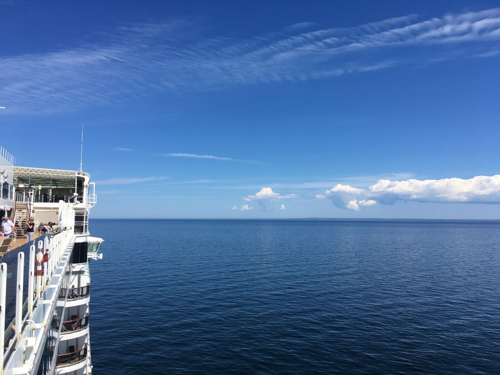 iPhone SE back camera 4.15mm f/2.2 sample photo. Sea, clouds, horizon photography