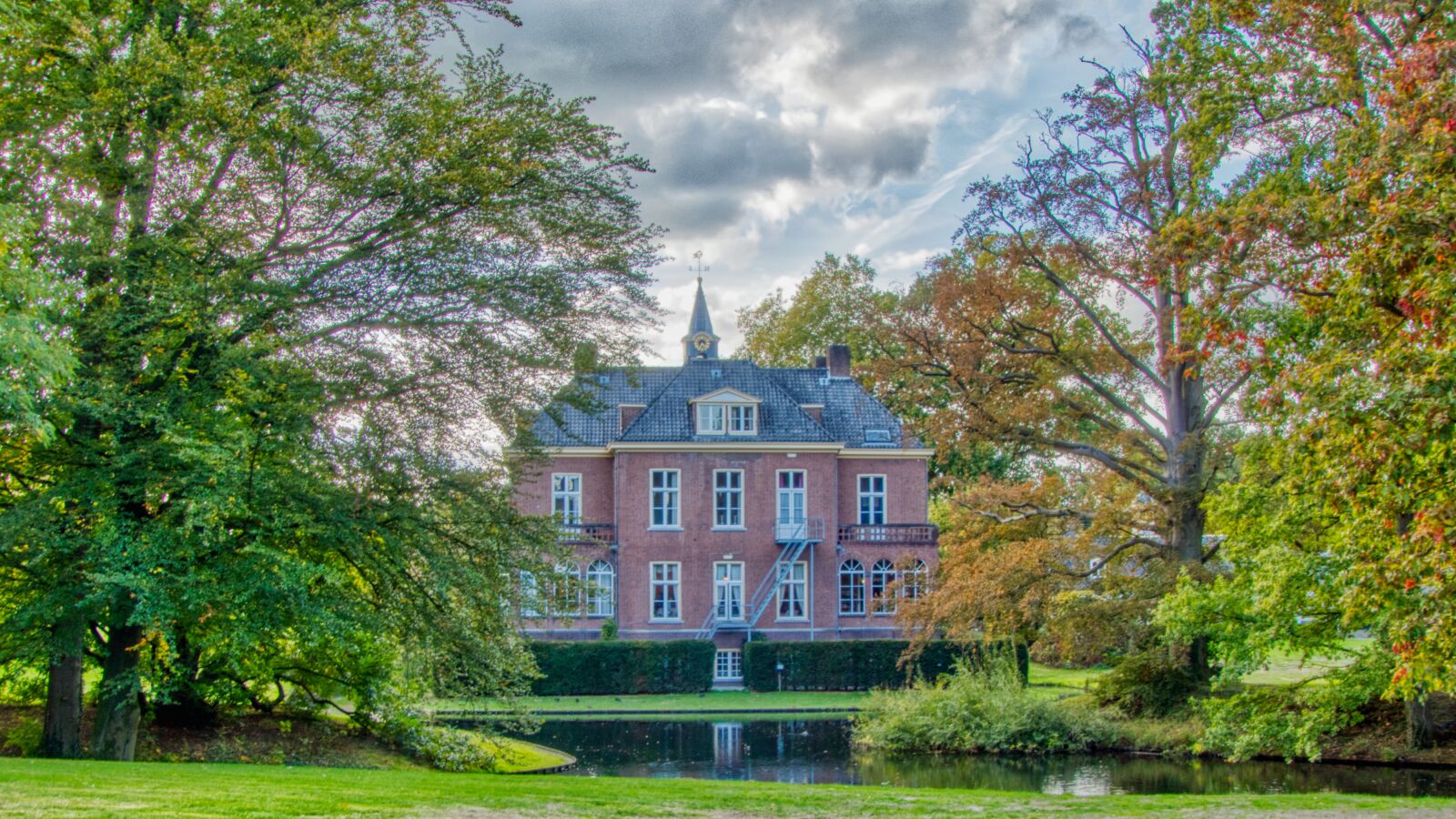 Panasonic Lumix DMC-FZ300 sample photo. Autumn, estate, park photography