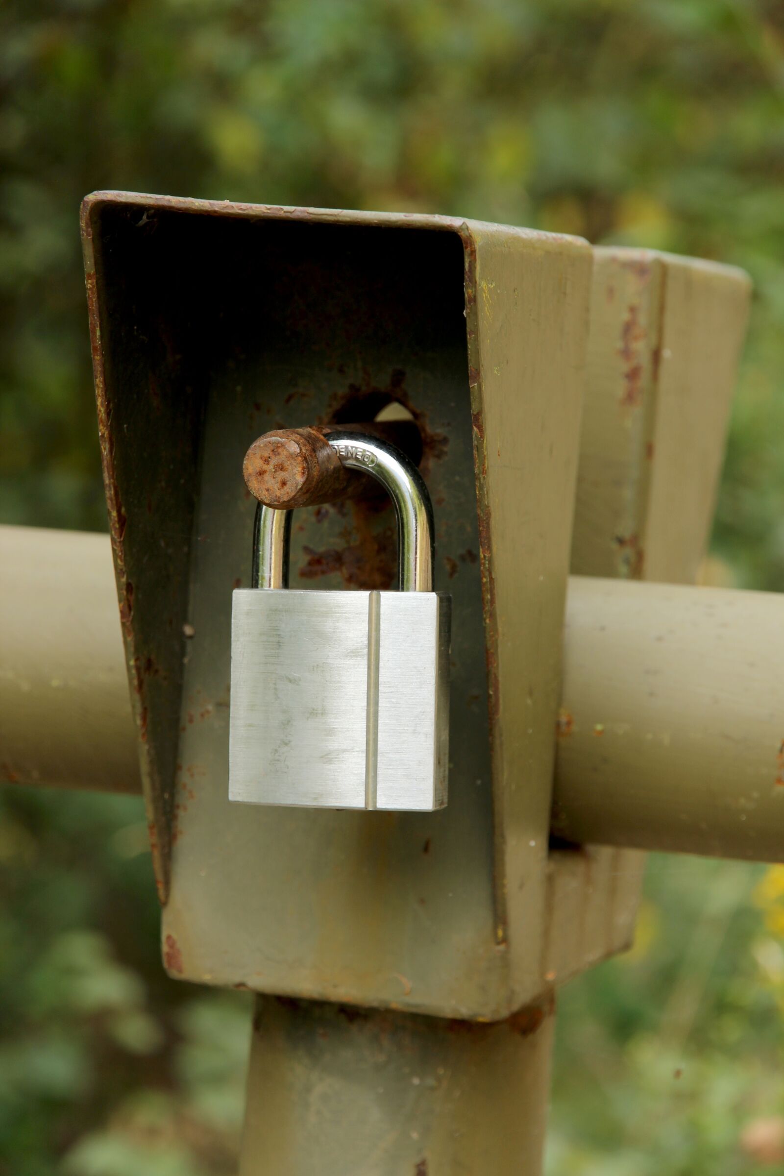 Canon EOS 600D (Rebel EOS T3i / EOS Kiss X5) sample photo. Castle, closed, padlock photography