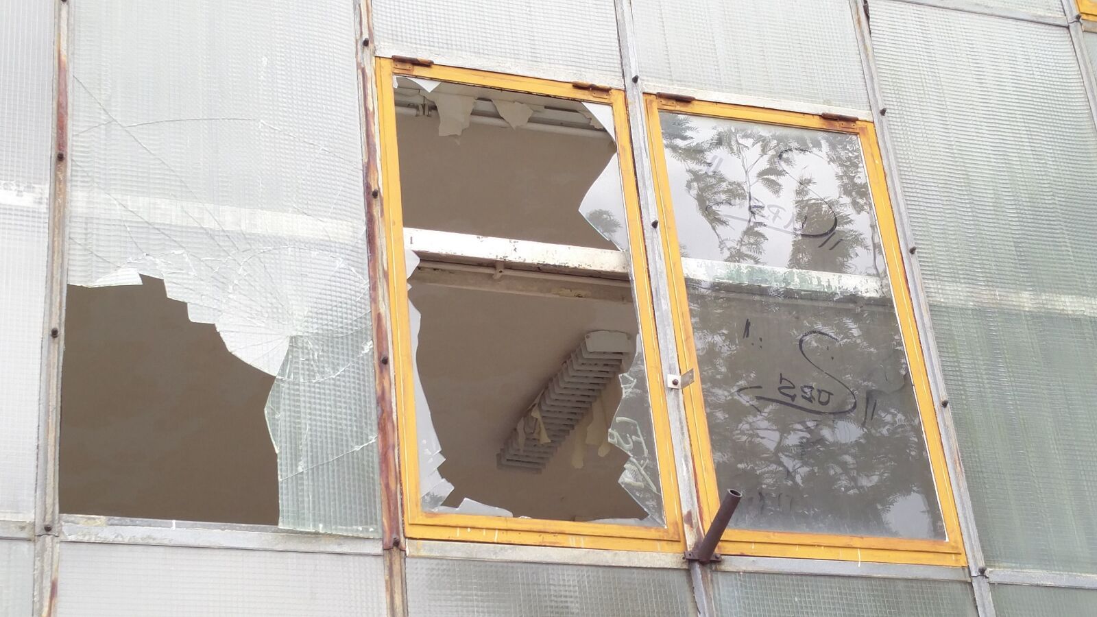 OnePlus 2 sample photo. Broken window, industrial building photography
