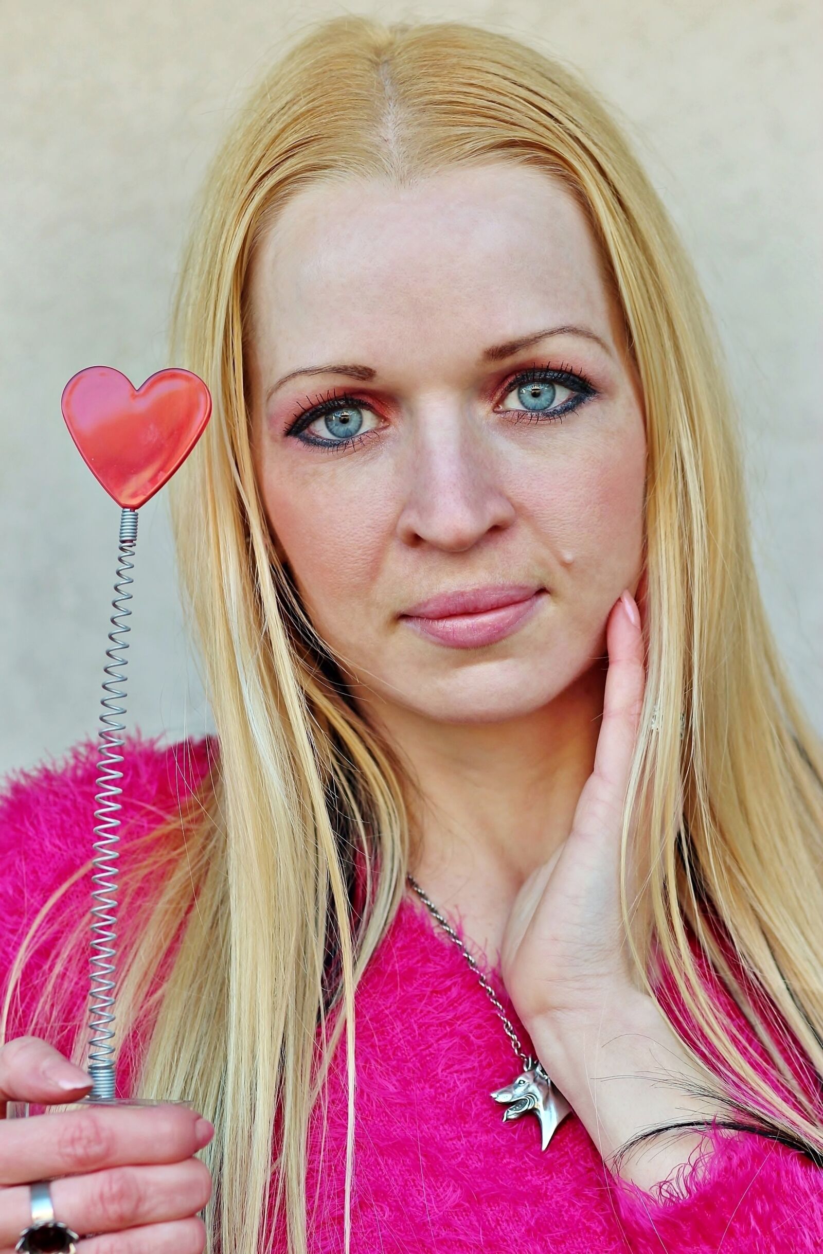 Canon EOS 600D (Rebel EOS T3i / EOS Kiss X5) sample photo. Blonde woman, heart, facial photography