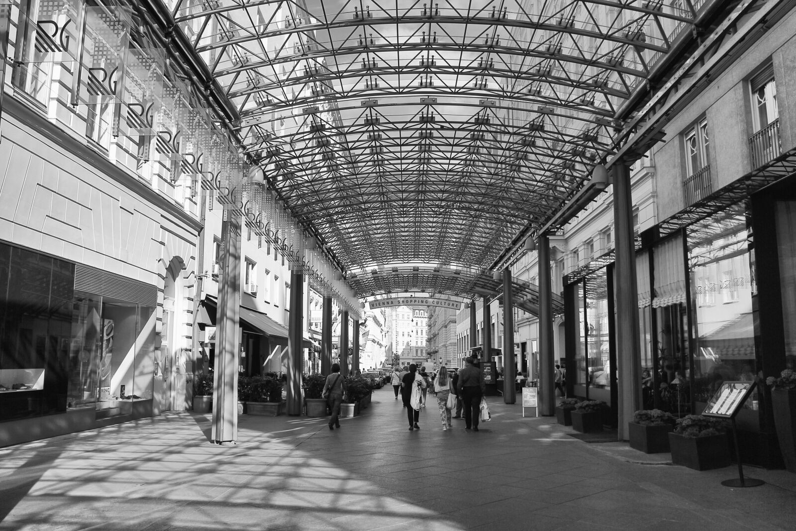 Canon EOS M sample photo. Passage, urban, monochrome photography