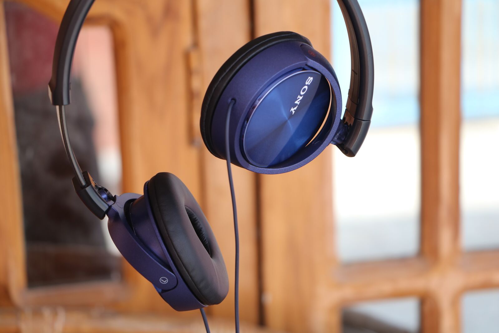 Canon EOS 760D (EOS Rebel T6s / EOS 8000D) sample photo. Headphones, blue, colour photography
