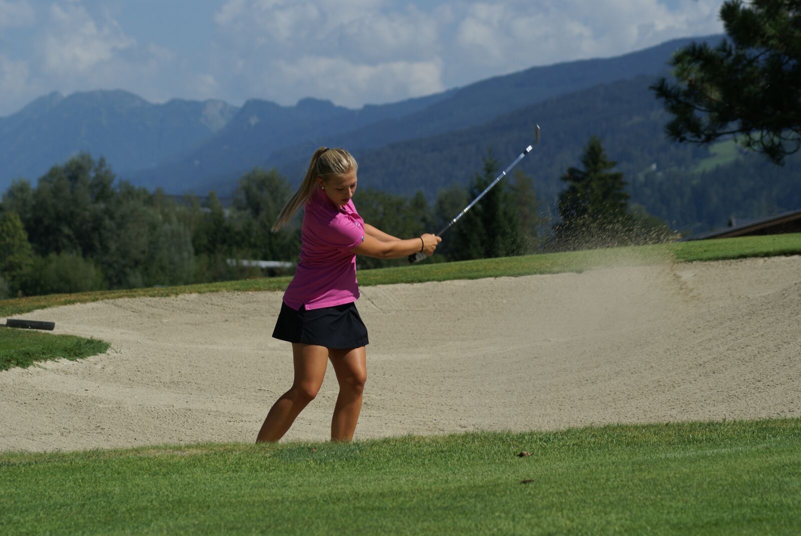 Sony Alpha DSLR-A100 sample photo. Golf, golfer, sand bunkers photography